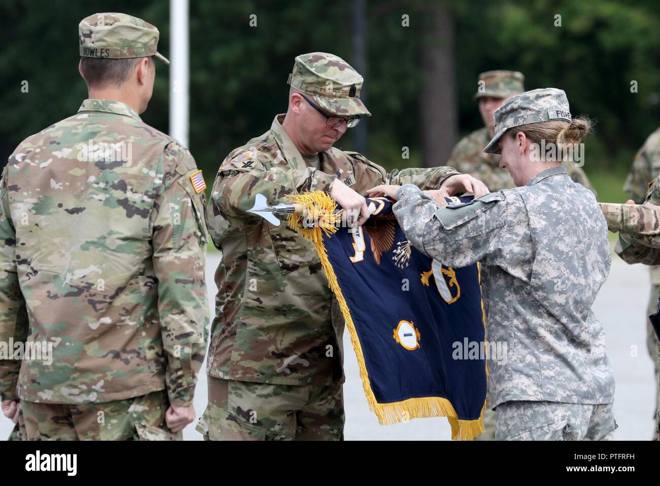 Stati Uniti La riserva di esercito di soldati provenienti da 98Training Division (entrata iniziale formazione) inattivato otto unità durante una cerimonia a Fort Benning, Georgia del 8 luglio 2017. Le unità che stanno per essere inattivati risale al 1917 e 1946 e i loro soldati servita in numerose operazioni che vanno dalla Prima Guerra Mondiale in Afghanistan. Il novantottesimo Training Division (IET) comandante generale, Briga. Gen. miglia A. Davis, detto queste unità nobilmente servito la nazione per generazioni. "Queste unità sono aumentati per ogni sfida dato a loro. Mi congratulo con i soldati e le famiglie, il passato e il presente di queste unità per il loro duro lavoro, Foto Stock