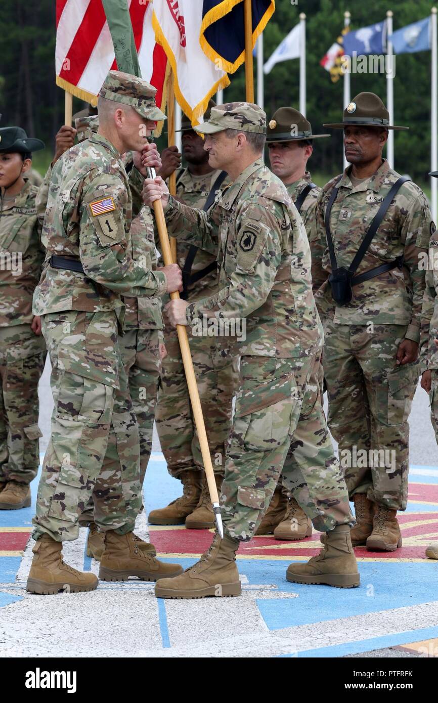 Stati Uniti La riserva di esercito di soldati provenienti da 98Training Division (entrata iniziale formazione) inattivato otto unità durante una cerimonia a Fort Benning, Georgia del 8 luglio 2017. Le unità che stanno per essere inattivati risale al 1917 e 1946 e i loro soldati servita in numerose operazioni che vanno dalla Prima Guerra Mondiale in Afghanistan. Il novantottesimo Training Division (IET) comandante generale, Briga. Gen. miglia A. Davis, detto queste unità nobilmente servito la nazione per generazioni. "Queste unità sono aumentati per ogni sfida dato a loro. Mi congratulo con i soldati e le famiglie, il passato e il presente di queste unità per il loro duro lavoro, Foto Stock