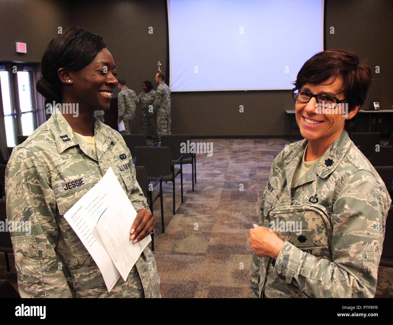 Forza 932nd squadrone di supporto officer Capt. Vanessa Jessie e il tenente Col. Julie Novy, 932nd Airlift Wing Direttore ad interim delle ispezioni, condividere un momento di discussione e sorride dopo aver partecipato a un computer di classe di formazione. È stata fra i vari corsi consentono di eseguire la missione di meglio in Illinois e veniva insegnato al 932nd Airlift Wing headquarters e tenuto in un pranzo auditorium di Luglio 8, 2017, a Scott Air Force Base, Illinois. Foto Stock