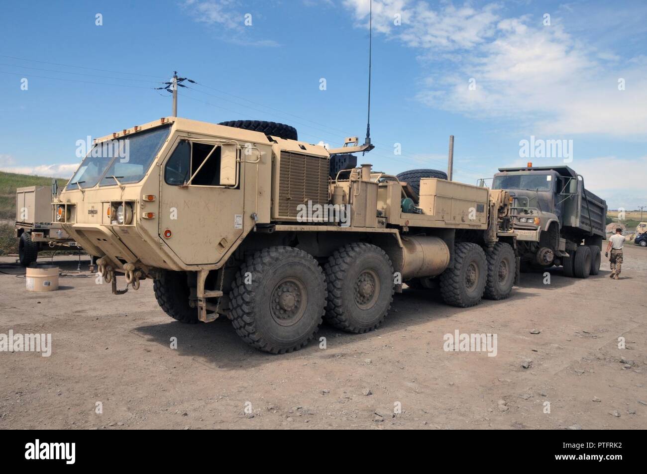 Una M984 pesanti mobilità estesa tattico wrecker carrello trainato per un M917 20-ton autocarro con cassone ribaltabile per una piccola officina di manutenzione durante la risoluta Castello 2017 alla multinazionale comune base di formazione Cincu, Romania, 15 luglio, 2017. La risoluta Castello 17, portato dalla brigata che ha concluso sett. 12 sostenuto il Parlamento rassicurazione iniziativa e funzionamento Atlantic risolvere mediante lo sviluppo di infrastrutture di formazione in Europa orientale, migliorando l'interoperabilità tra i partner della NATO, dimostrando l'impegno dell'alleanza e nel rafforzamento delle relazioni tra i paesi partecipanti. Foto Stock