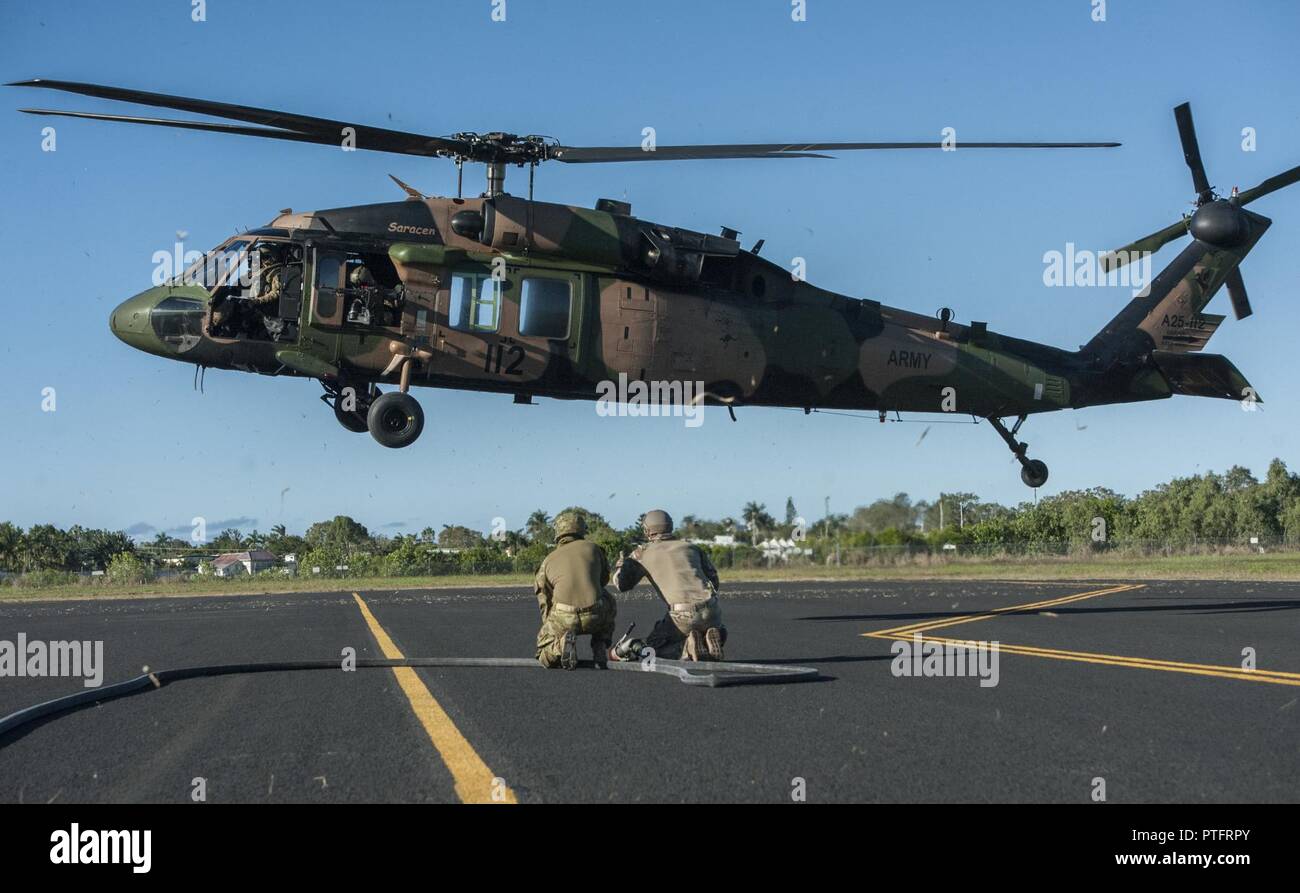 Stati Uniti Avieri del XVII Special Operations Squadron e xviii disponibilità logistica Squadron ha partecipato al fianco dei loro avanti aria punto di rifornimento (FARP) omologhi provenienti dall'esercito australiano 6° Reggimento di aviazione per fare rifornimento cinque HH-60 Blackhawks dal 6 Aviazione FORZA DI ASSALTO Luglio 17, 2017, al campo di Mackay, Australia. La combinazione di esercizio ha segnato il primo tempo rapidi di massa le procedure di rifornimento da parte degli Stati Uniti Air Force MC-130J Commando II sono state utilizzate con un teatro pacifico partner. Foto Stock