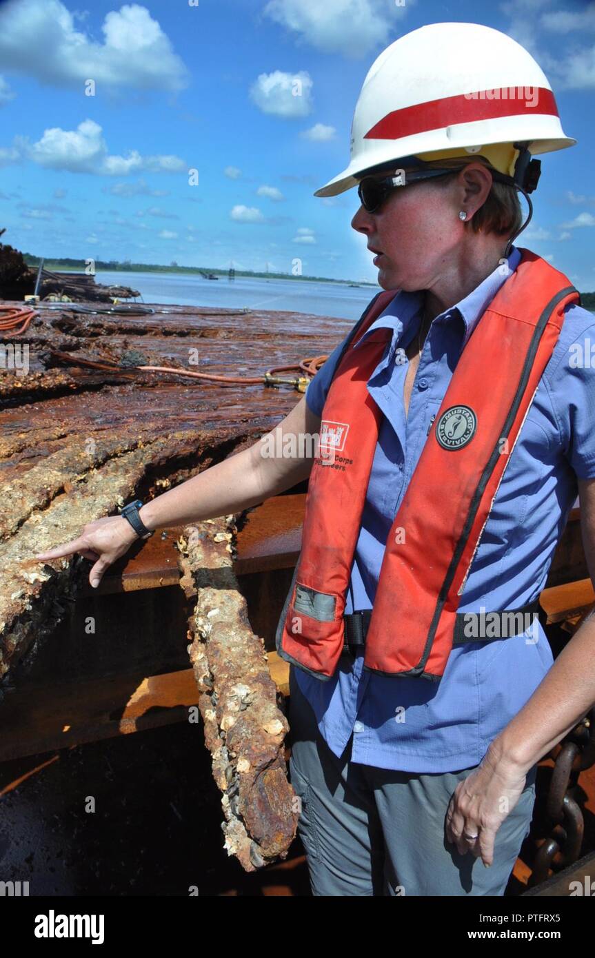 Julie Morgan-Ryan, archeologo per il distretto di Savannah, esamina una casemate dal recentemente recuperato CSS Georgia. Gli equipaggi recentemente rimosso il foglio di stile CSS Georgia dal suo luogo di riposo nel fiume Savannah per consentire l approfondimento della Savannah Harbor. L'equipaggio della nave affondata la nave come forze dell'Unione iscritti Savannah vicino alla fine del conflitto. Morgan sottolinea la condizione di binari ferroviari utilizzati per armor la nave. Dopo più di 150 anni molto subacquea del CSS Georgia disintegrata. Due grandi casemates, uno mostrato qui, cannone e numerose palle di cannone, lungo con vari Foto Stock