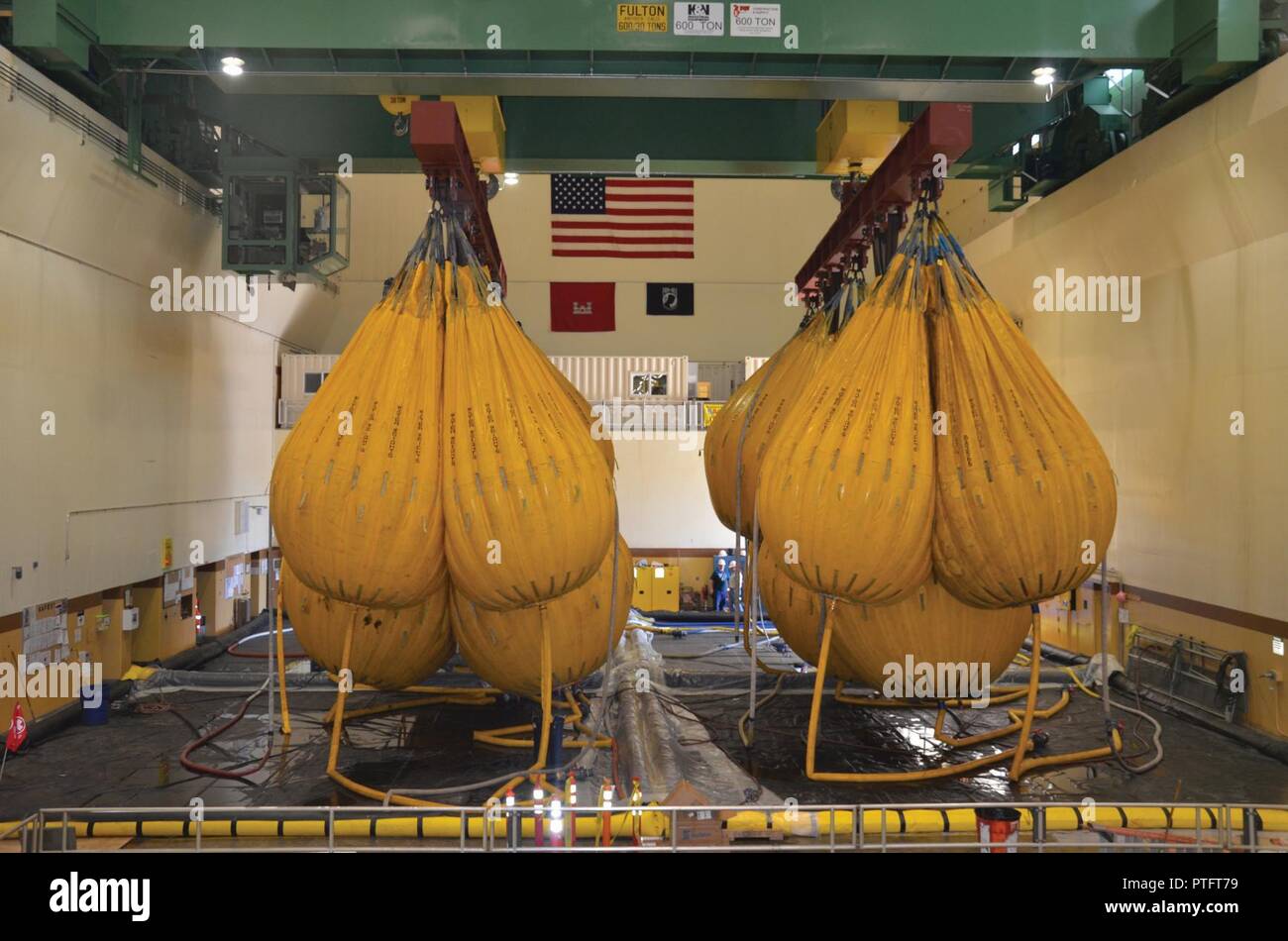 I palloncini di acqua utilizzata per la piccola oca gru durante il collaudo il 7 giugno sono un unico e semplice sistema che prevede una graduale del carico durante il test di prova piuttosto che fornire solidi fissi tradizionali pesi. Il test del carico di sacchetti sono progettati in modo tale che il riempimento dei sacchi può essere effettuata gradualmente e quindi i pesi esatti possono essere raggiunti. In aggiunta, quando si effettua il riempimento gradualmente, è molto più facile per identificare potenziali problemi rispetto a quando un semplice riempimento il sacco in una volta sola. Questi sacchetti sono progettati con 'tubo antincendio size' raccordi che sono terminate da un rapido rilascio di co Foto Stock