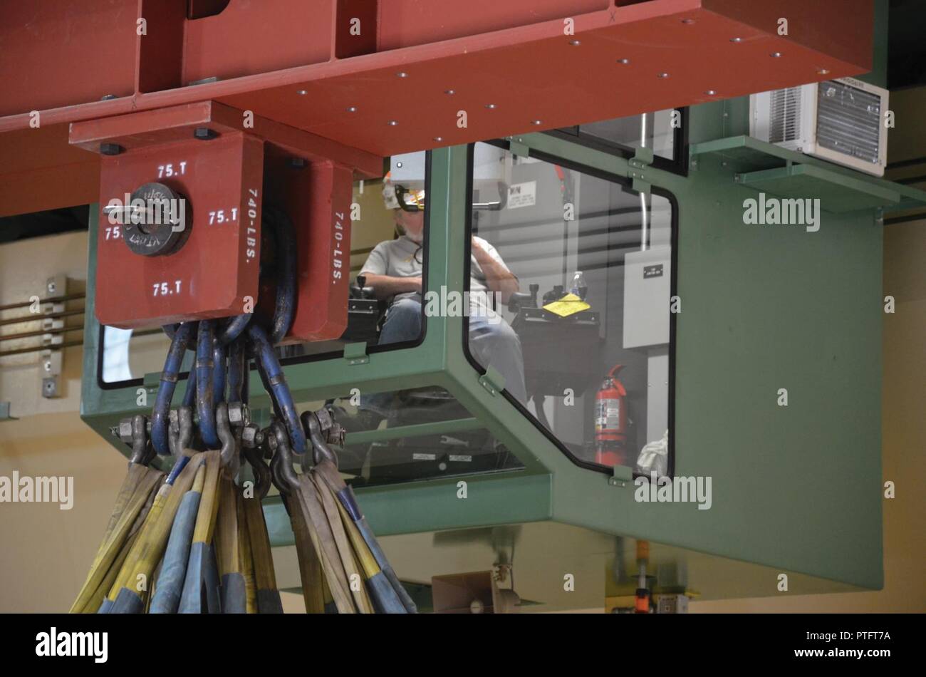 I palloncini di acqua utilizzata per la piccola oca gru durante il collaudo il 7 giugno sono un unico e semplice sistema che prevede una graduale del carico durante il test di prova piuttosto che fornire solidi fissi tradizionali pesi. Il test del carico di sacchetti sono progettati in modo tale che il riempimento dei sacchi può essere effettuata gradualmente e quindi i pesi esatti possono essere raggiunti. In aggiunta, quando si effettua il riempimento gradualmente, è molto più facile per identificare potenziali problemi rispetto a quando un semplice riempimento il sacco in una volta sola. Questi sacchetti sono progettati con 'tubo antincendio size' raccordi che sono terminate da un rapido rilascio di co Foto Stock