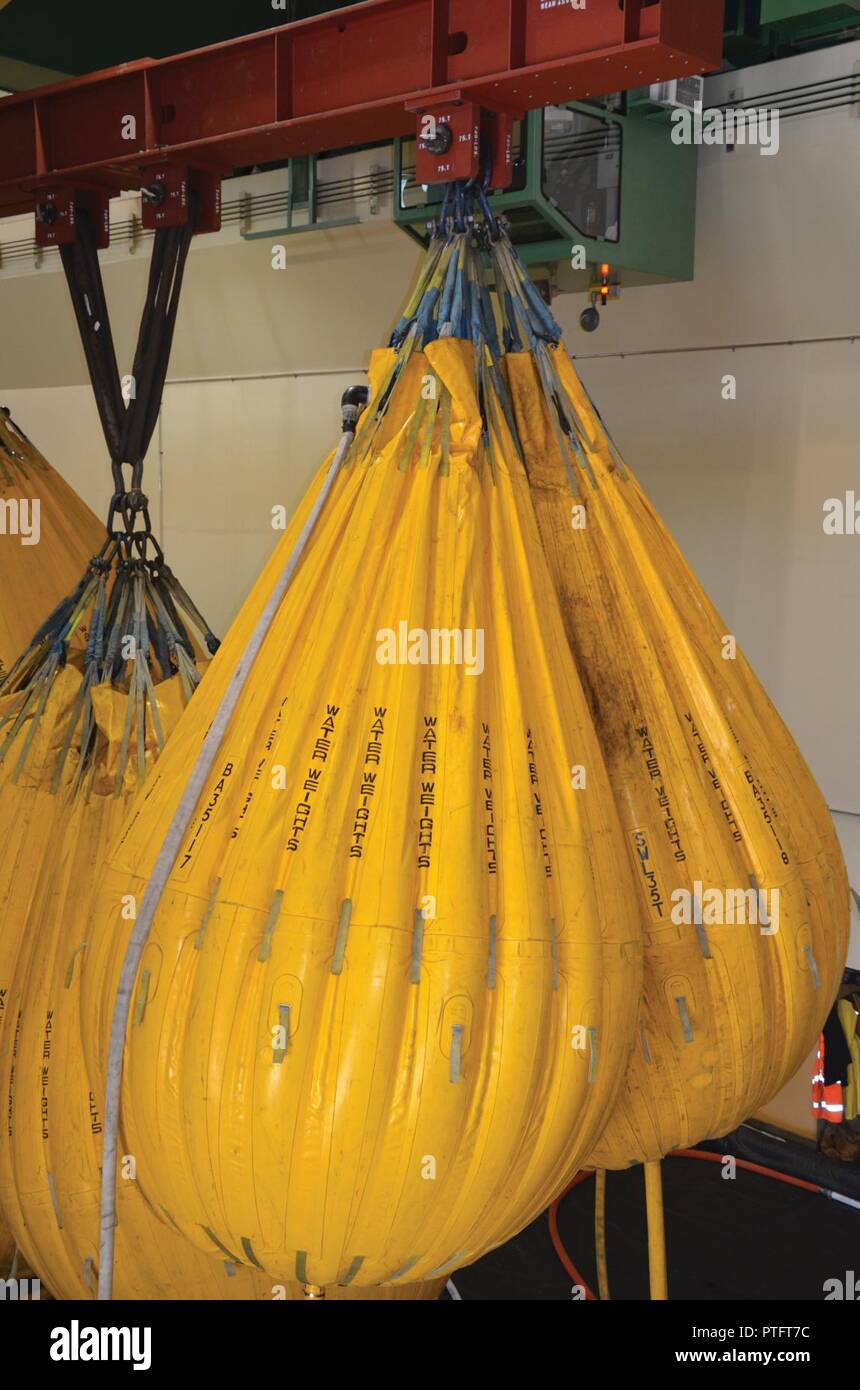 I palloncini di acqua utilizzata per la piccola oca gru durante il collaudo il 7 giugno sono un unico e semplice sistema che prevede una graduale del carico durante il test di prova piuttosto che fornire solidi fissi tradizionali pesi. Il test del carico di sacchetti sono progettati in modo tale che il riempimento dei sacchi può essere effettuata gradualmente e quindi i pesi esatti possono essere raggiunti. In aggiunta, quando si effettua il riempimento gradualmente, è molto più facile per identificare potenziali problemi rispetto a quando un semplice riempimento il sacco in una volta sola. Questi sacchetti sono progettati con 'tubo antincendio size' raccordi che sono terminate da un rapido rilascio di co Foto Stock