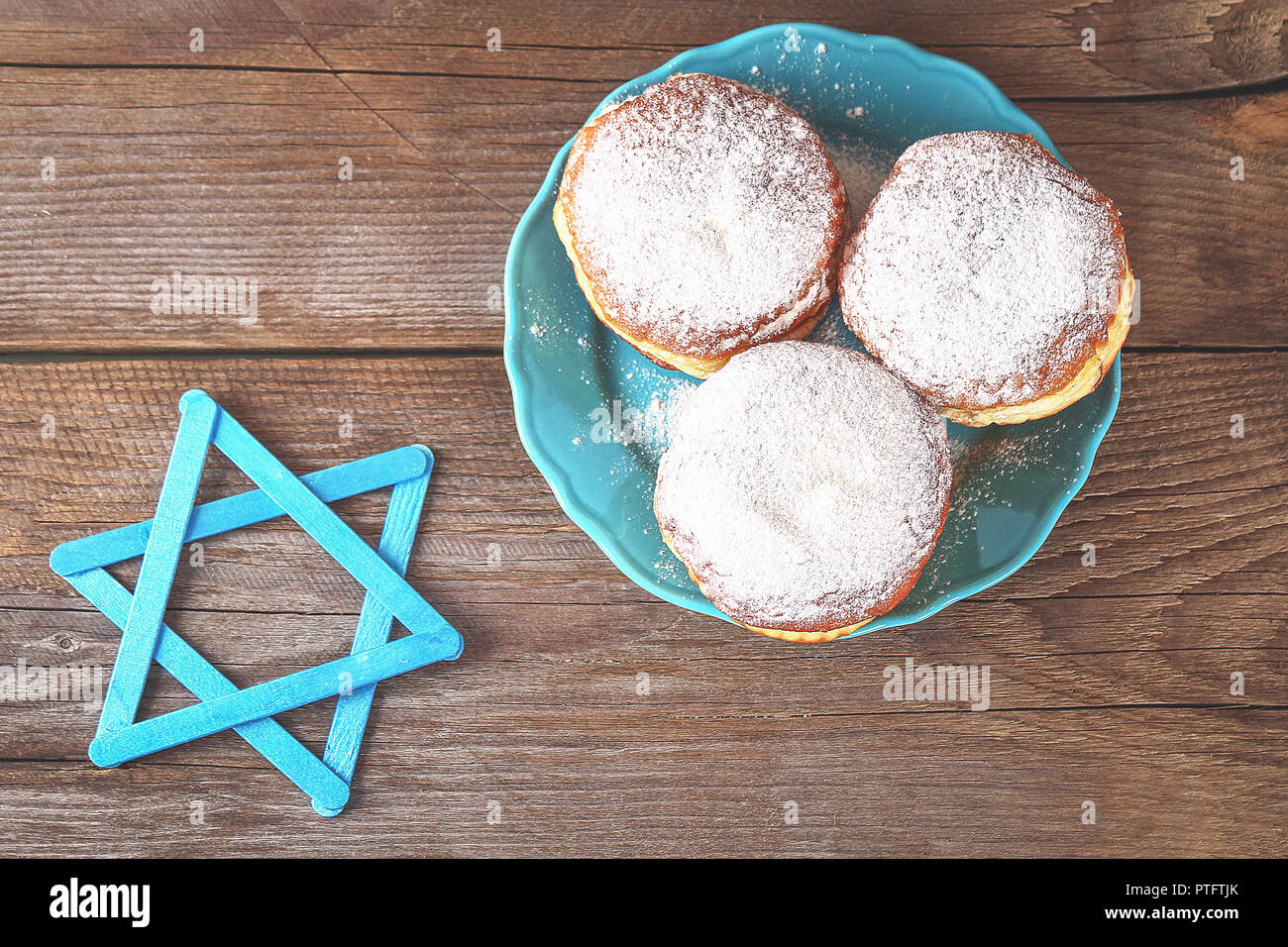 Festa ebraica Hanukkah e i relativi attributi menorah, ciambelle, stella di Davide. Hanukkah menorah. Hanukkah vacanza. Hanukkah ebraica Foto Stock
