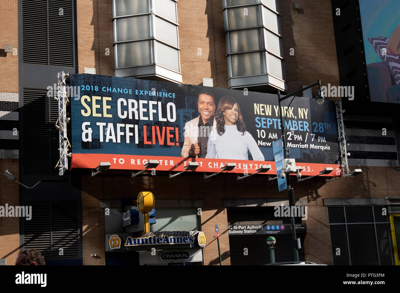 Un cartellone pubblicitario su Eithghth Ave. in Manhattan annunciando un impegno che parla da TV evangelisti Creflo e Taffi. Foto Stock