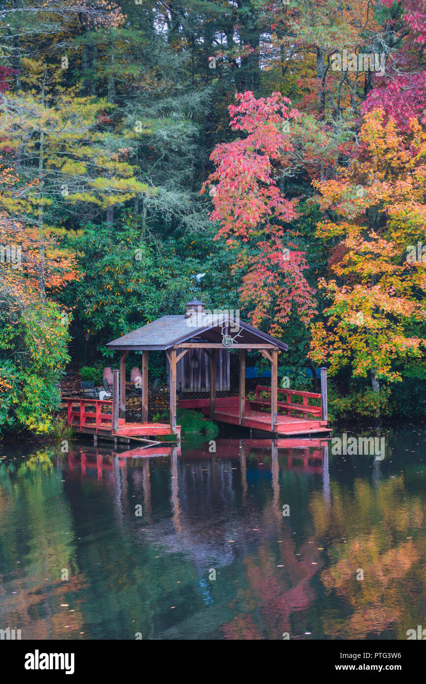 Scena d'autunno. Boat House su Big Creek, un affluente che fluiscono nel lago, Sequoyah Nantahala National Forest, Macon County, North Carolina, Stati Uniti Foto Stock