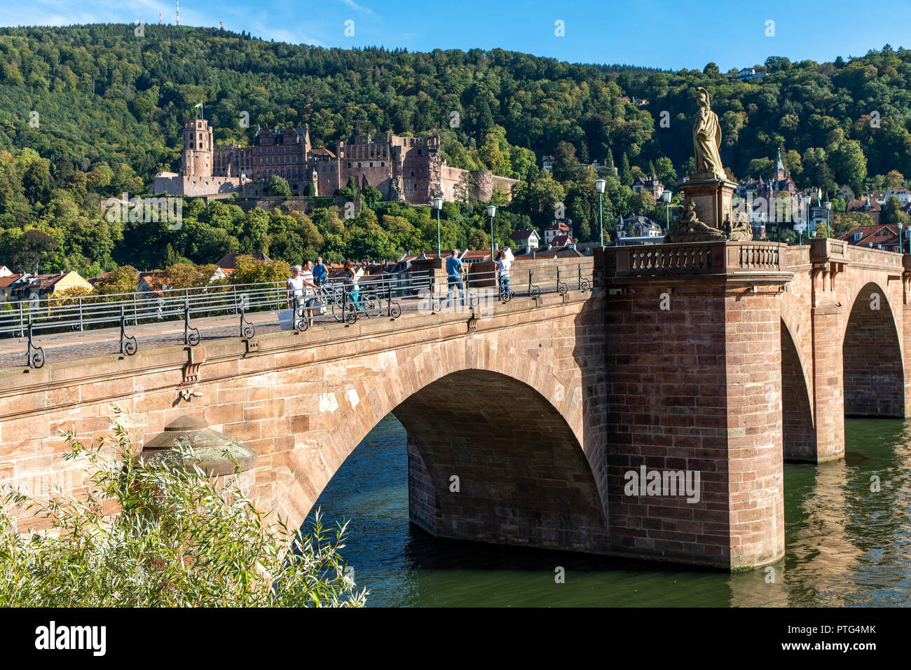 Il Vecchio Ponte sul fiume Neckar, di fronte alla città vecchia di Heidelberg, Castello di Heidelberg, Germania, Foto Stock