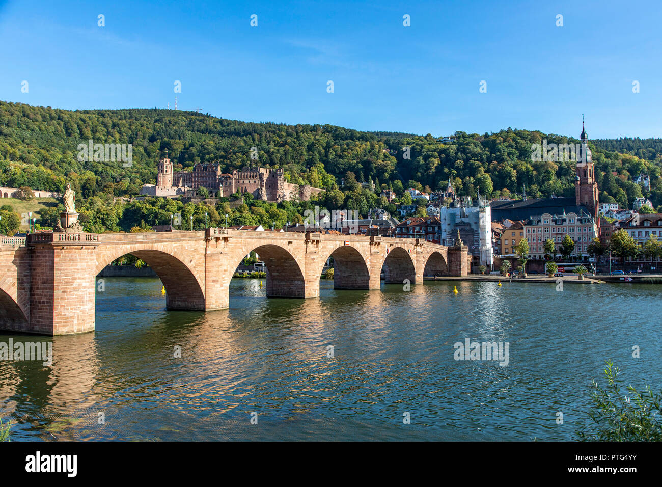 Il Vecchio Ponte sul fiume Neckar, di fronte alla città vecchia di Heidelberg, Castello di Heidelberg, Germania, Foto Stock