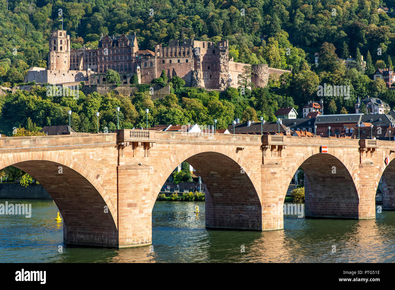 Il Vecchio Ponte sul fiume Neckar, di fronte alla città vecchia di Heidelberg, Castello di Heidelberg, Germania, Foto Stock