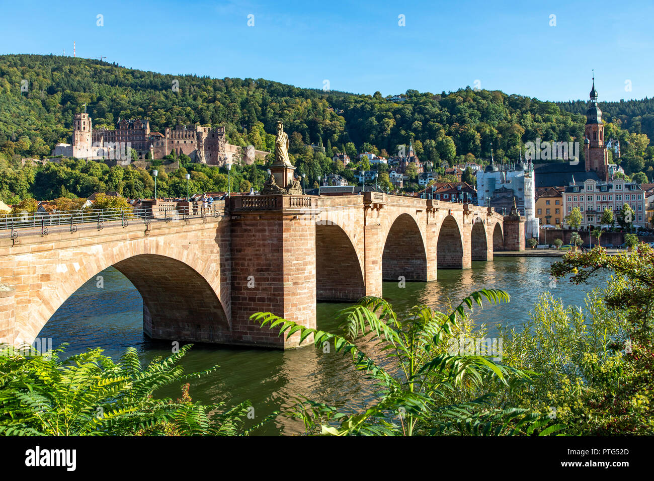 Il Vecchio Ponte sul fiume Neckar, di fronte alla città vecchia di Heidelberg, Castello di Heidelberg, Germania, Foto Stock