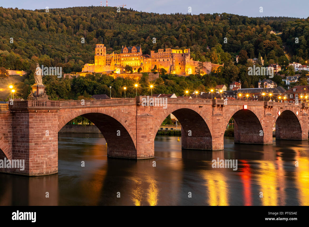 Città vecchia di Heidelberg, Castello di Heidelberg, il Vecchio Ponte sul fiume Neckar, Germania Foto Stock