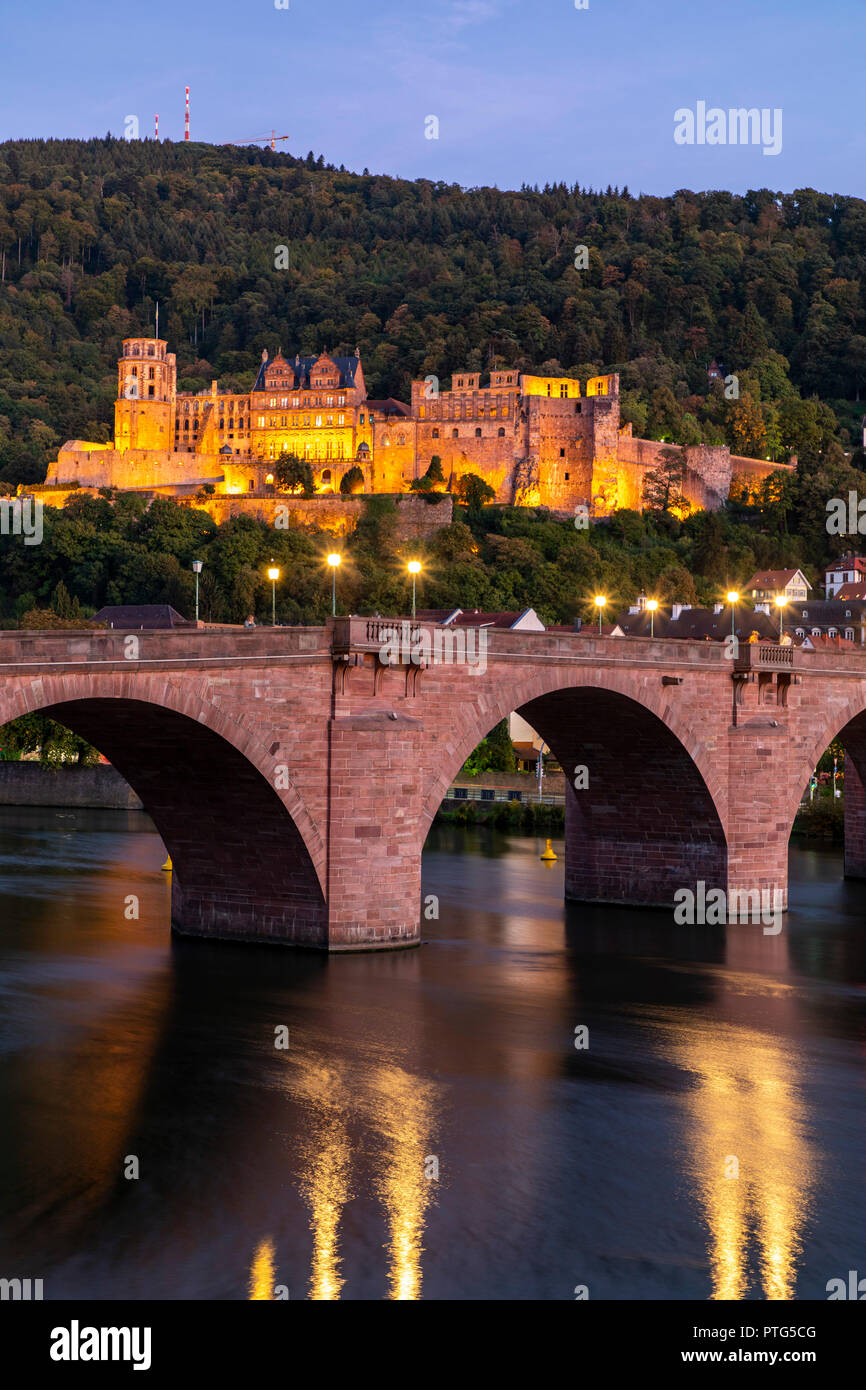 Città vecchia di Heidelberg, Castello di Heidelberg, il Vecchio Ponte sul fiume Neckar, Germania Foto Stock