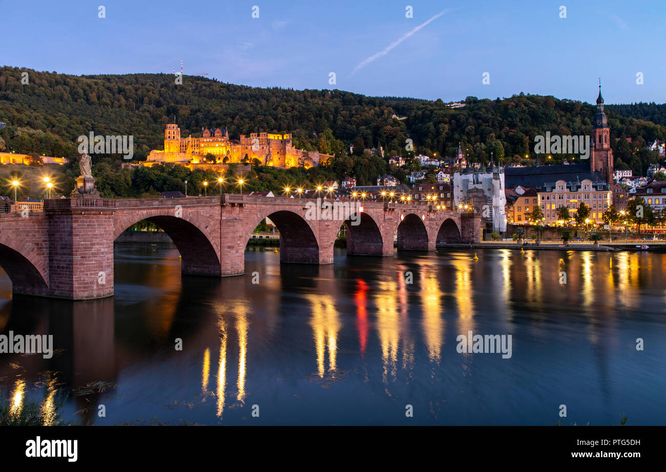 Città vecchia di Heidelberg, Castello di Heidelberg, il Vecchio Ponte sul fiume Neckar, Germania Foto Stock