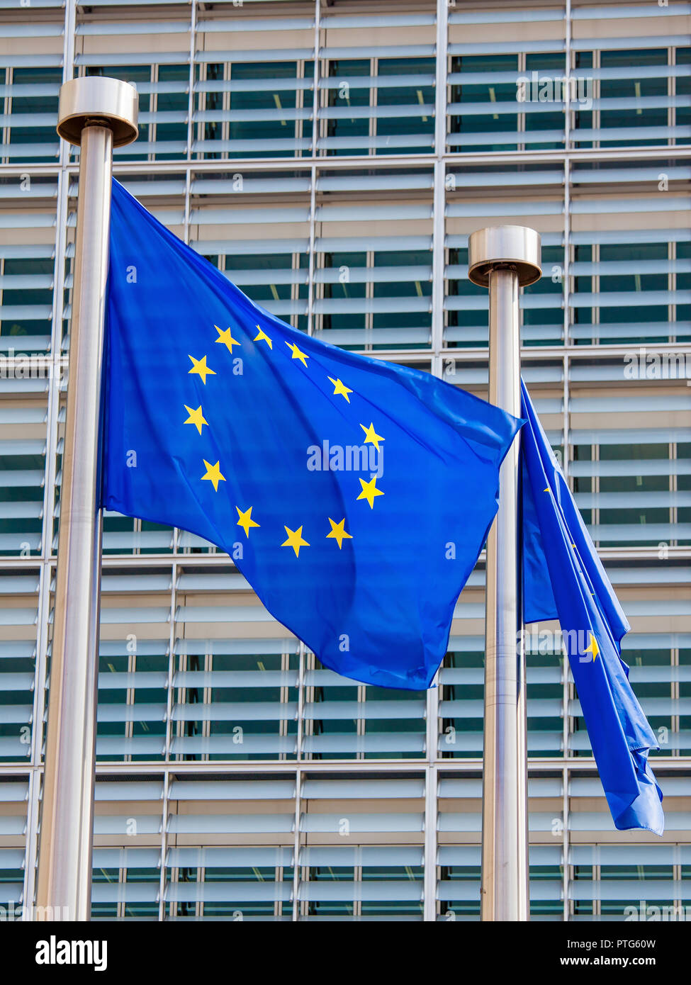 Bandiere europee di fronte alla sede centrale della Commissione europea di Bruxelles, Belgio, Europa Foto Stock