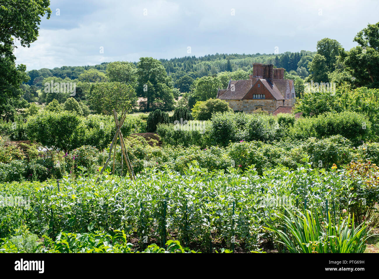 Bateman's House immerso nel paesaggio del Sussex Foto Stock