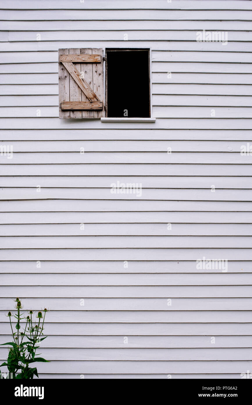 Bianco parete weatherboard presso il Park Mill, Bateman's. Sussex. Foto Stock