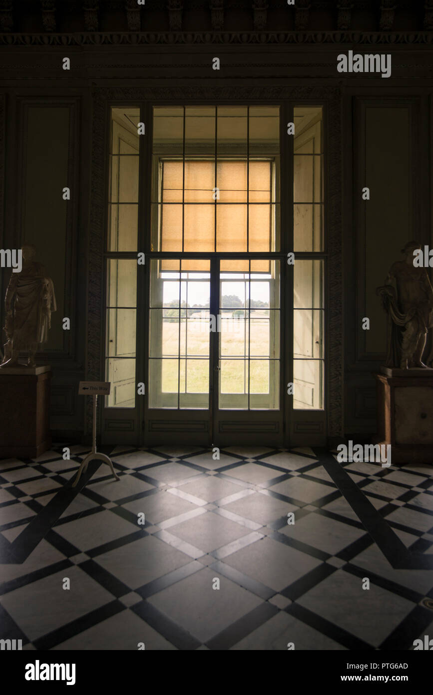 Il vetro della porta d'ingresso si riflette in marmo a Standen House, Sussex Foto Stock