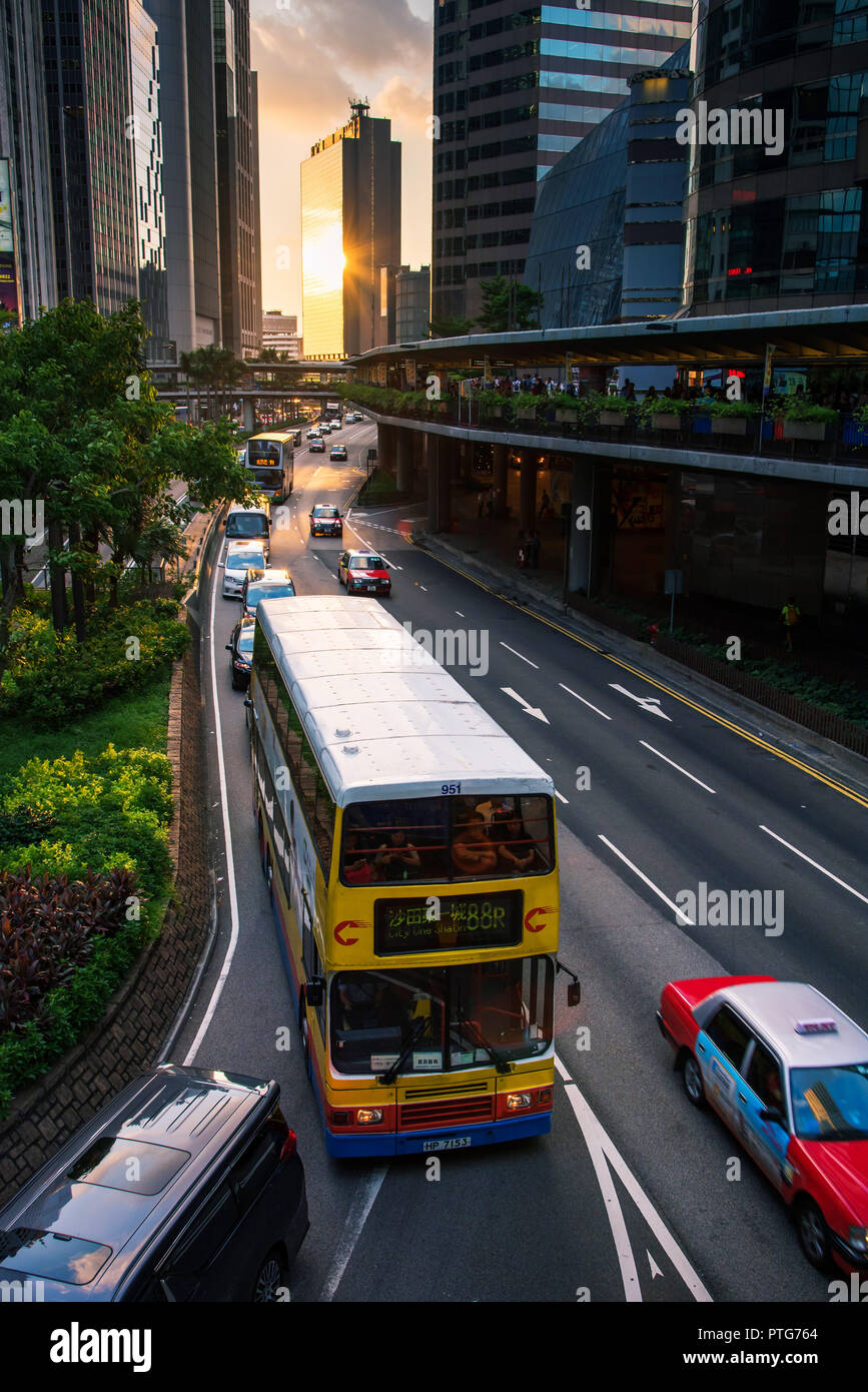 Hong Kong - Agosto 8, 2018: Hong Kong Central Plaza in downtown area con alto traffico al tramonto Foto Stock