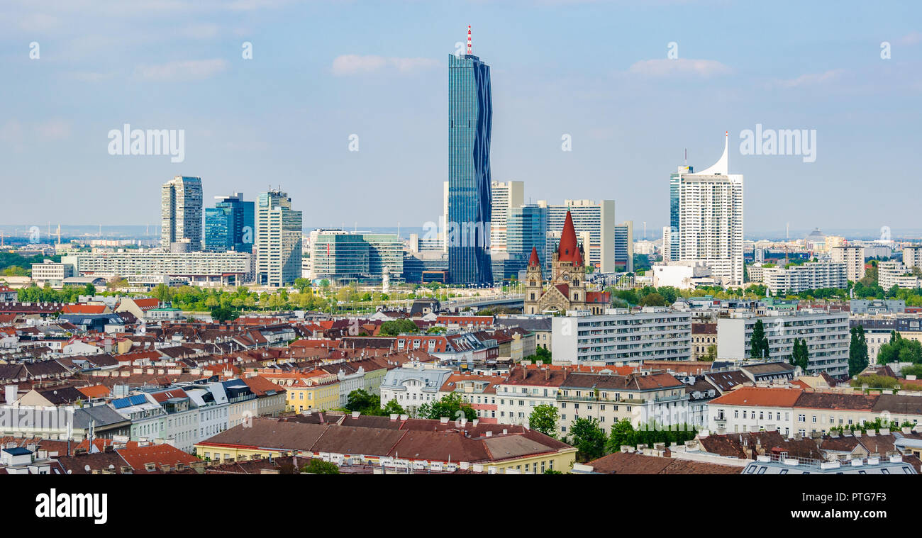 Vista delle Nazioni Unite edifici dalla ruota panoramica nel parco del Prater di Vienna in Austria Foto Stock