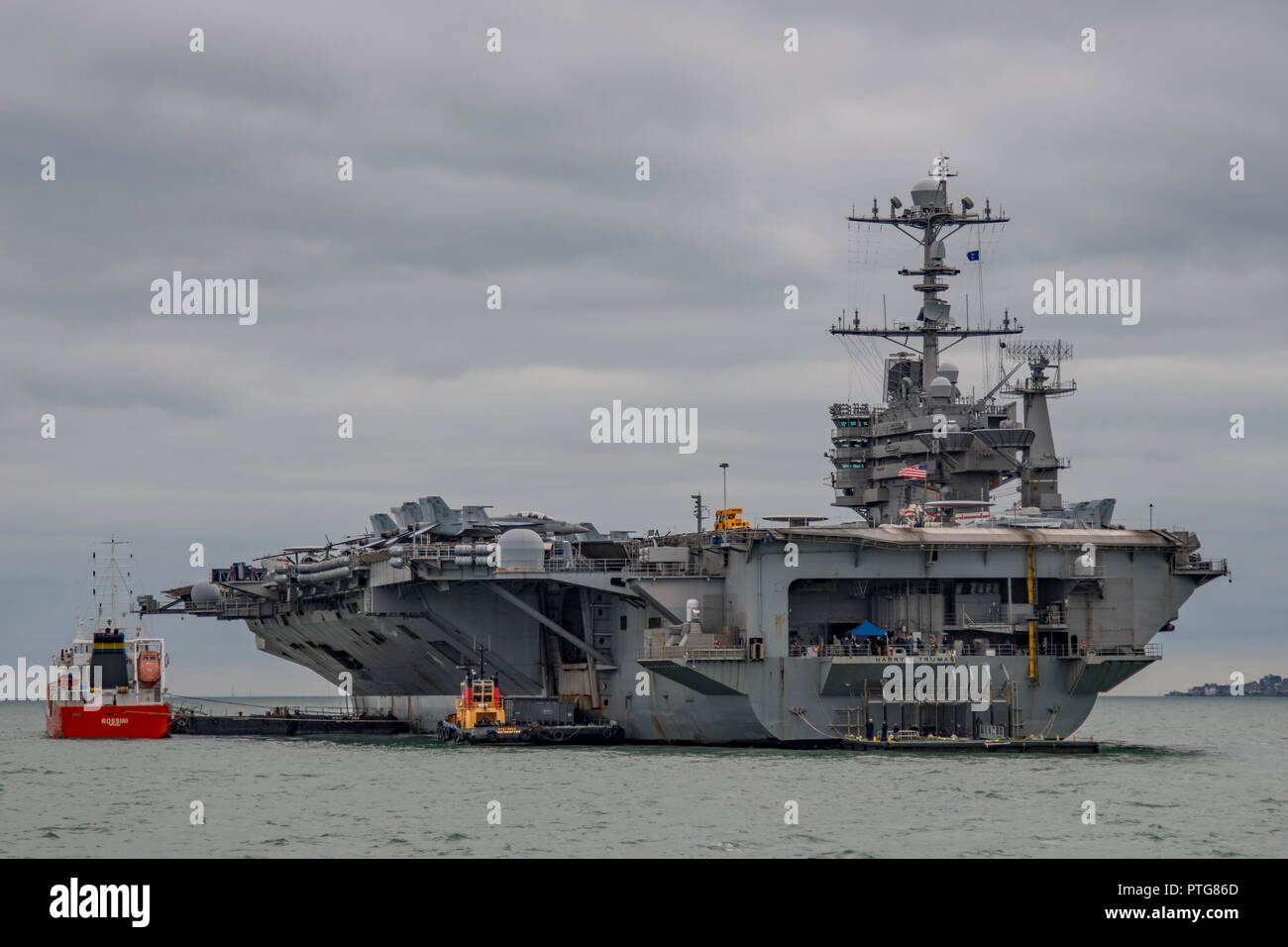 US Navy navi da guerra, la portaerei USS Harry S Truman (CVN 75) ad ancorare nel Solent per visitare Portsmouth, Regno Unito tra il 6th-10th October 2018. Foto Stock