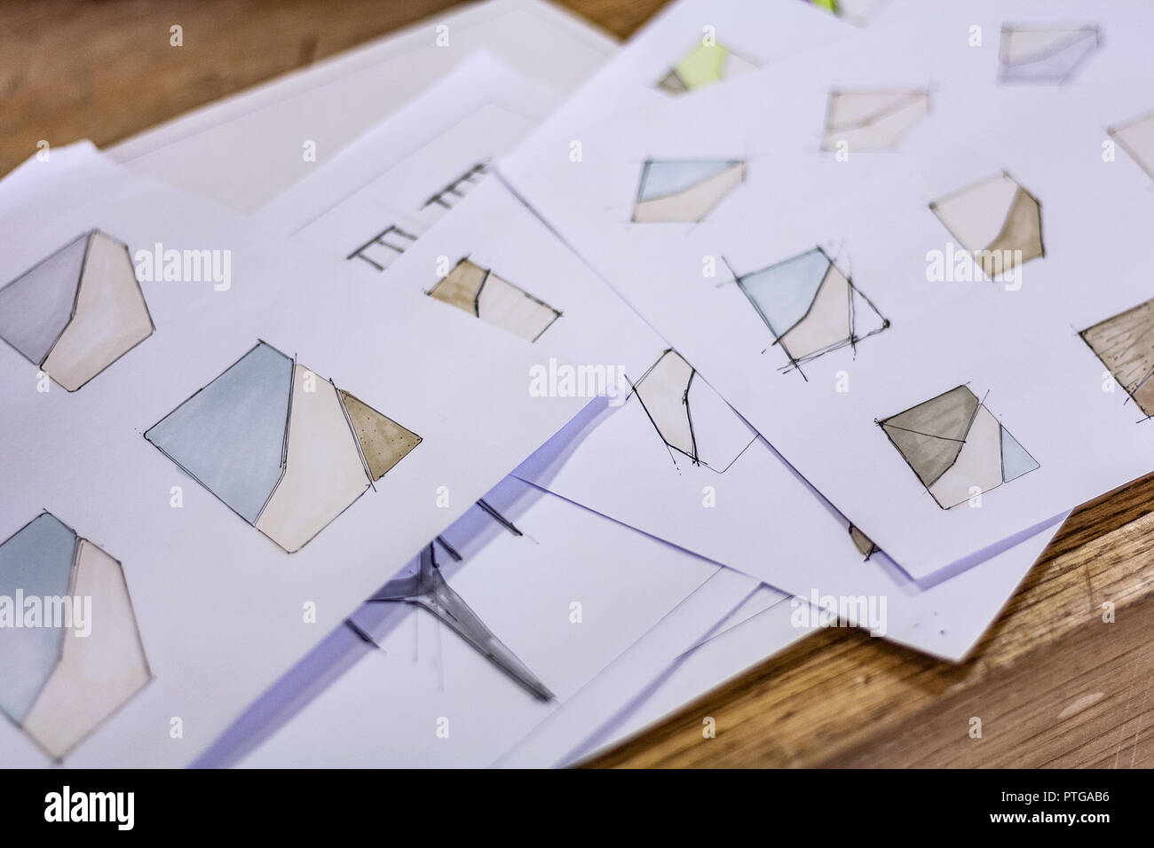 Eco-friendly falegname del negozio. Dettagli e concentrarsi sul progetto di schizzi, segatura e ruspe o scalpelli, pur rendendo le gambe per il serraggio di un dado nella tabella. Foto Stock