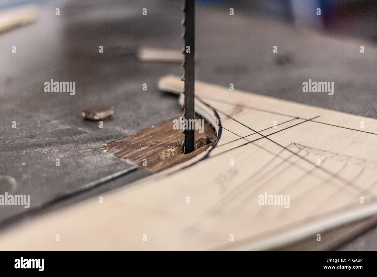 Eco-friendly falegname del negozio. Dettagli e concentrarsi sulla consistenza del materiale, segatura e ruspe o scalpelli, pur rendendo le gambe per il serraggio di un dado 24. Foto Stock