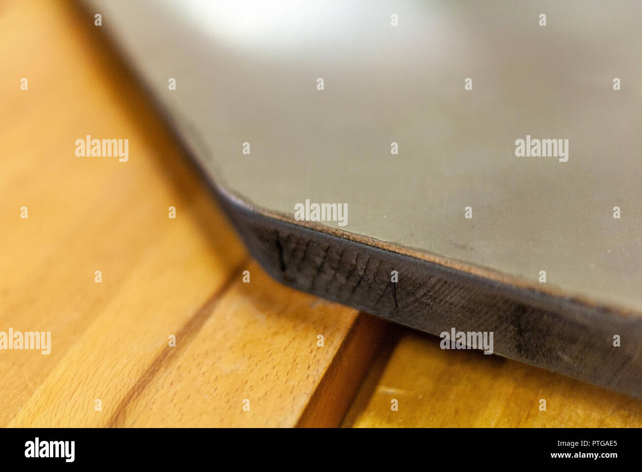 Eco Friendly falegname del negozio. Dettagli e concentrarsi sulla consistenza del materiale, acciaio inox designer tabella di caffè di masterizzare con bordi in legno. Foto Stock