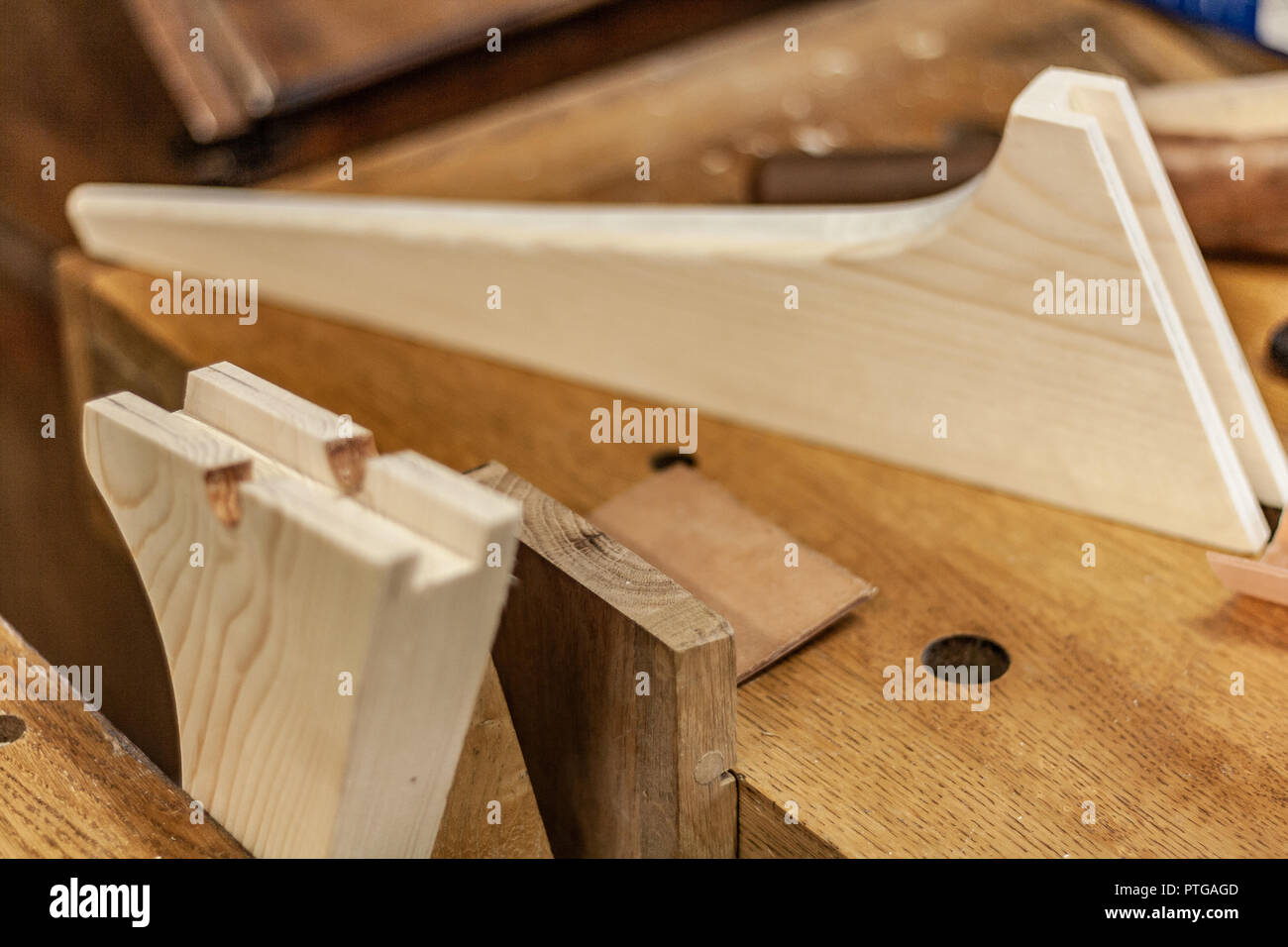 Eco-friendly falegname del negozio. Dettagli e concentrarsi sulla consistenza del materiale, segatura e ruspe o scalpelli, pur rendendo le gambe per il serraggio di un dado 24. Foto Stock