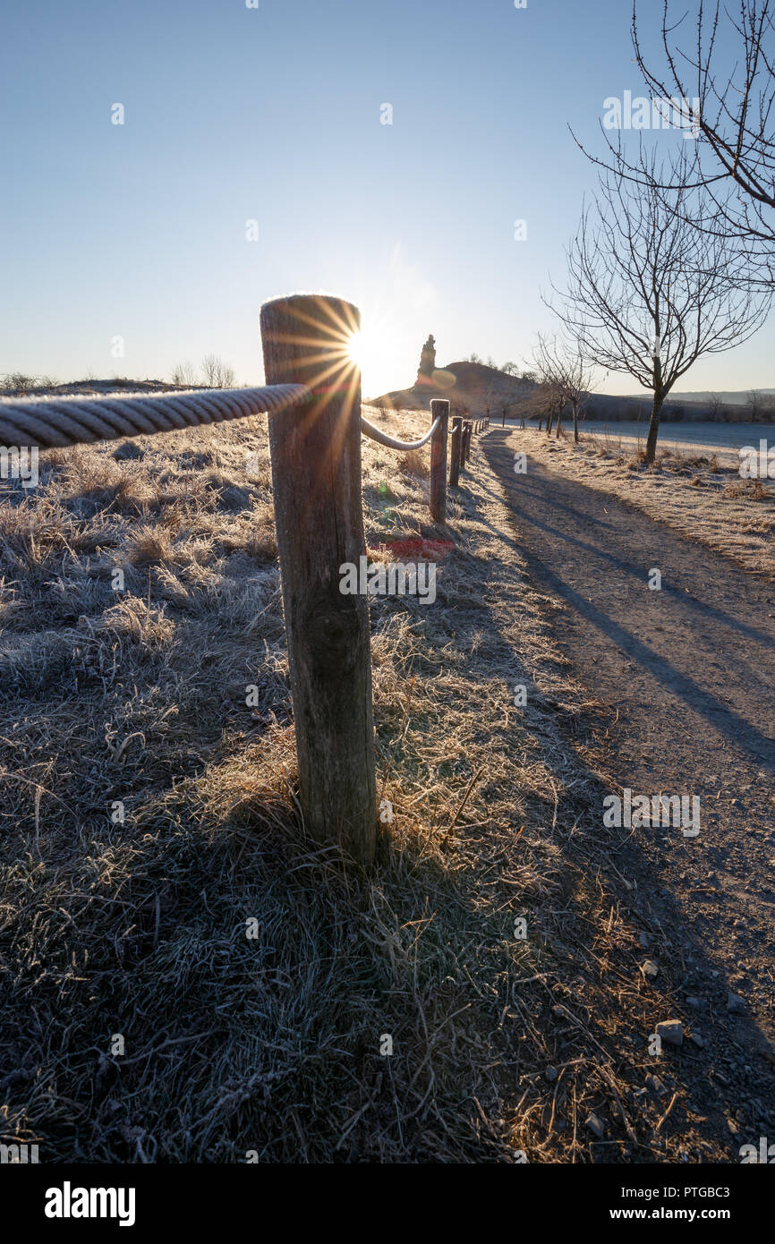 Sole splende sopra la barriera in corrispondenza i muri del diavolo, Sassonia-Anhalt, Germania Foto Stock
