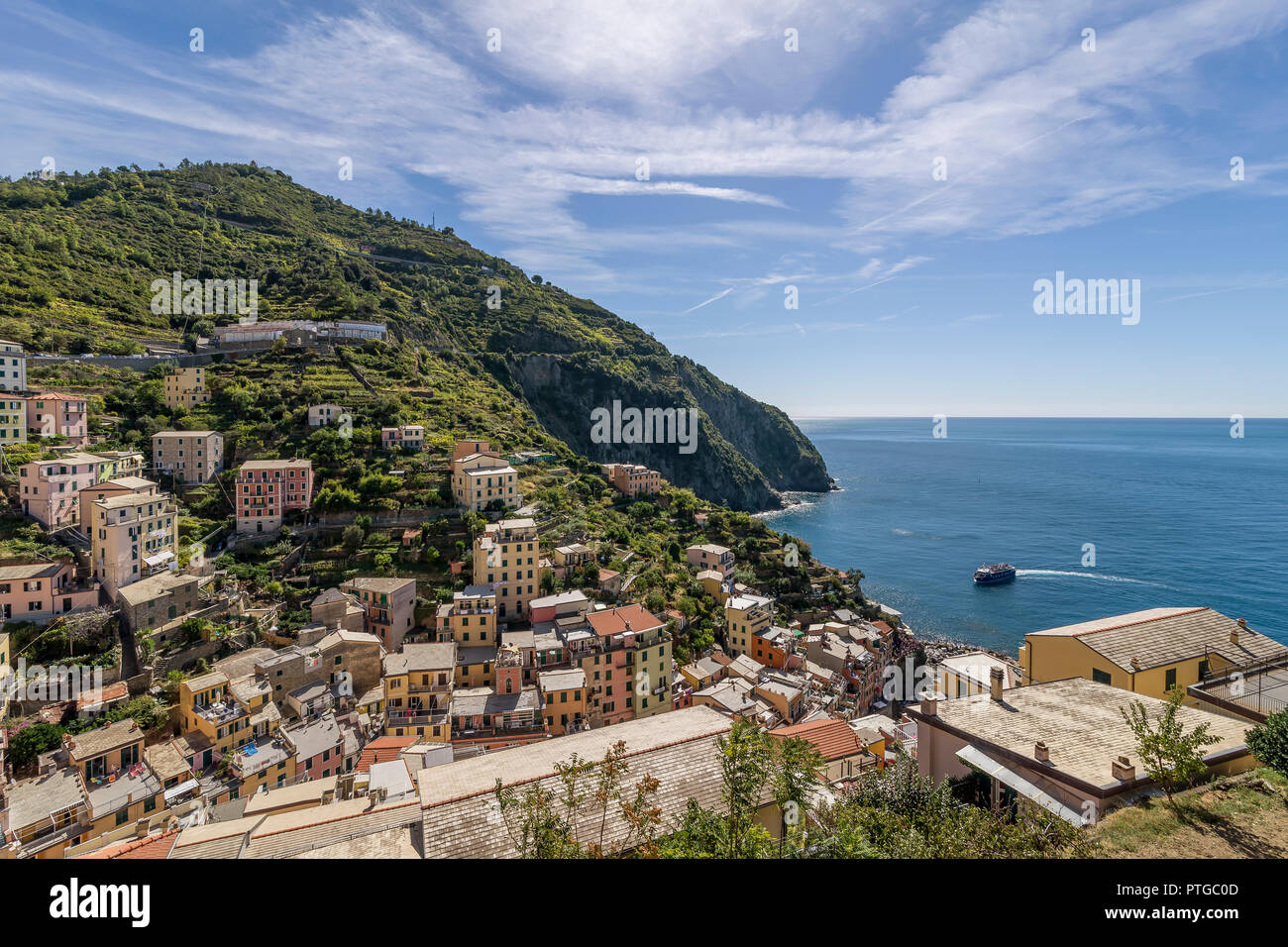 Bella vista aerea di Riomaggiore dal castello, Cinque Terre Park, Liguria, Italia Foto Stock