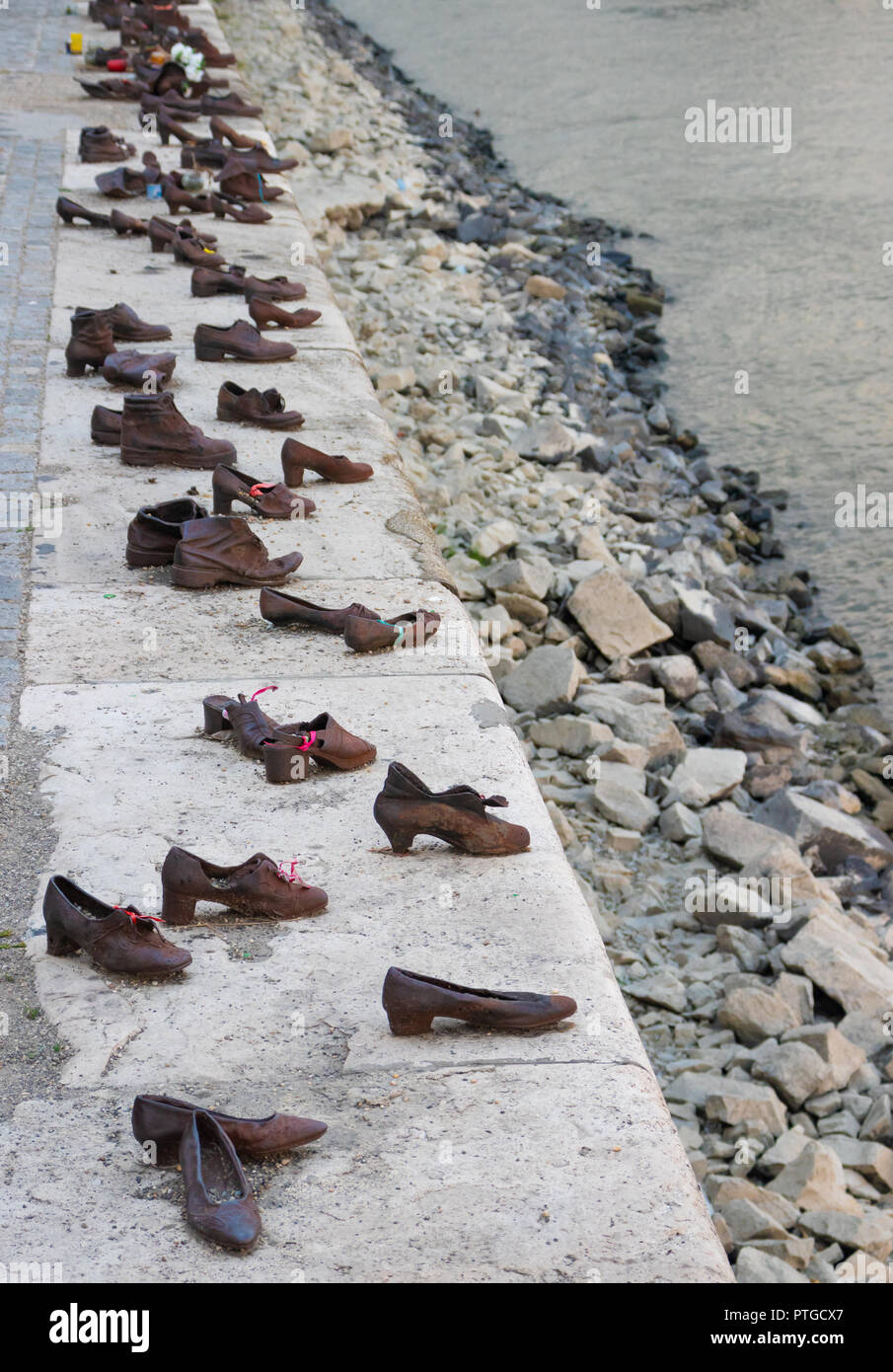 Le scarpe sulla sponda del Danubio è un memoriale a Budapest, Ungheria Foto Stock