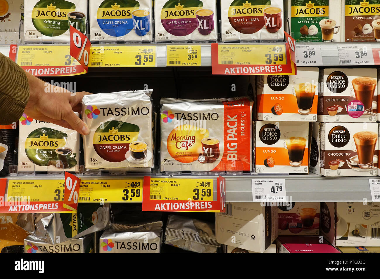 Assortimento di singolo-servire il caffè in contenitori in un negozio Foto Stock