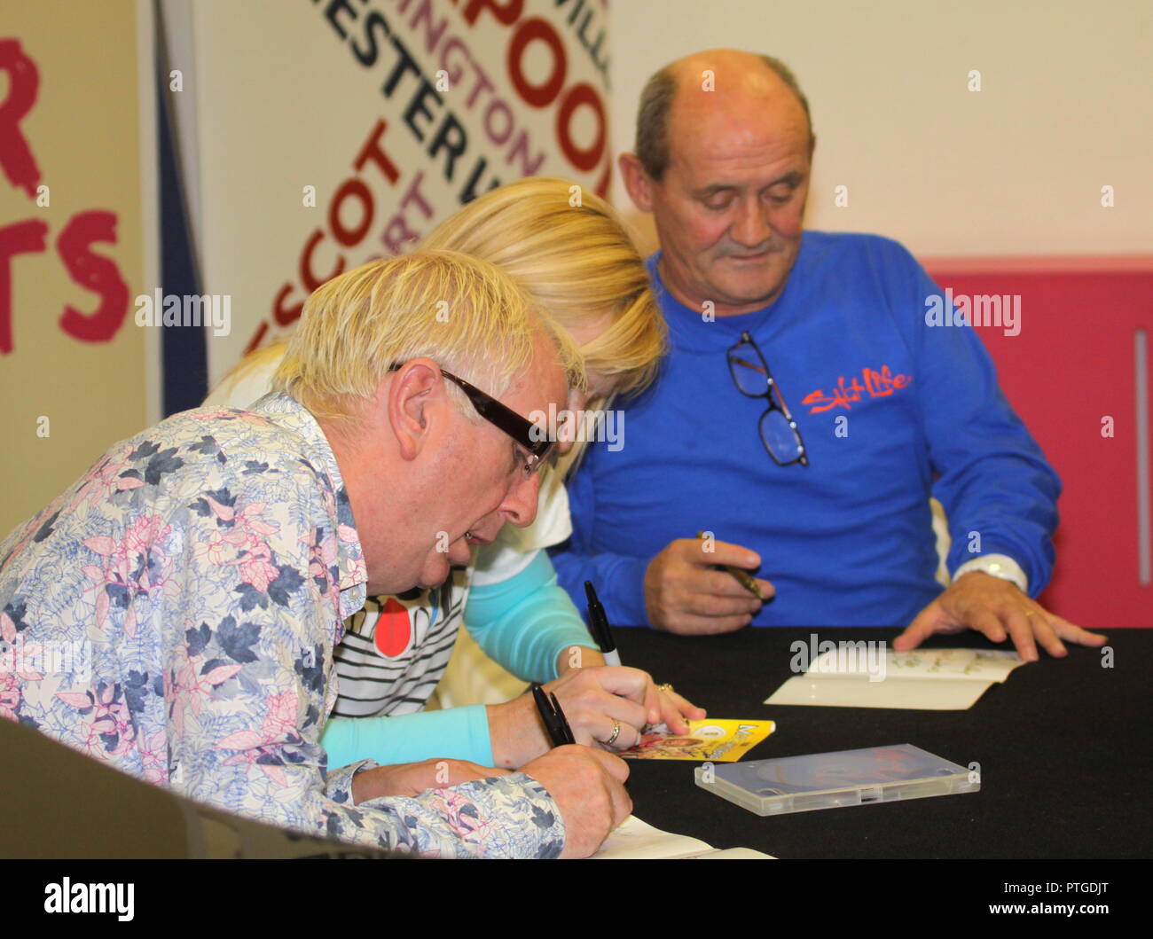 Liverpool,uk stelle dalla onorevole Browns ragazzi frequentano la firma del dvd in bbc merseyside Liverpool credit Ian Fairbrother/Alamy Stock Foto Foto Stock
