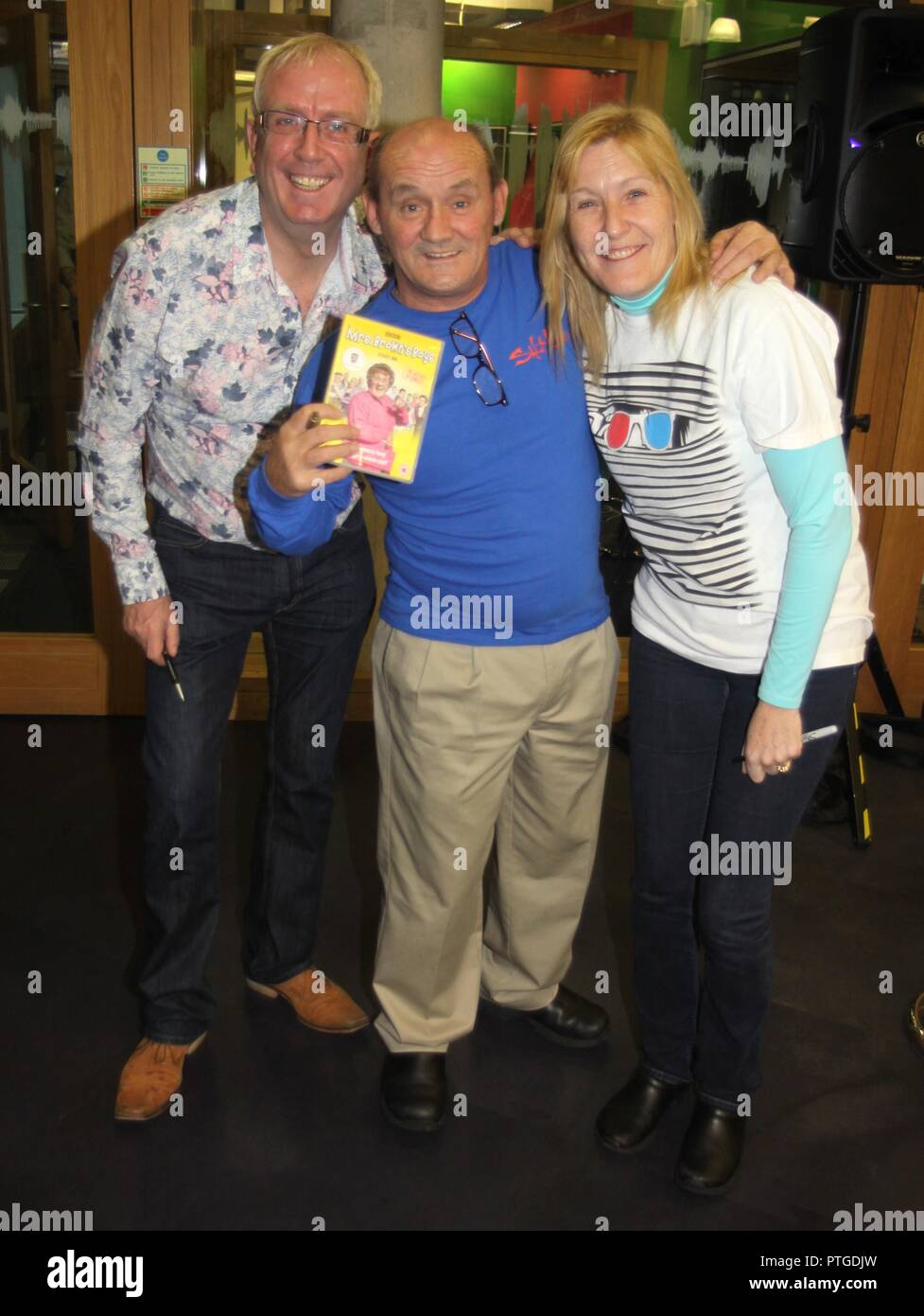 Liverpool,uk stelle dalla onorevole Browns ragazzi frequentano la firma del dvd in bbc merseyside Liverpool credit Ian Fairbrother/Alamy Stock Foto Foto Stock