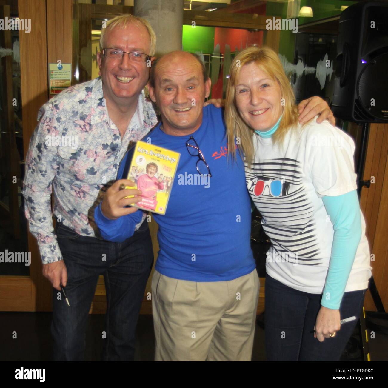Liverpool,uk stelle dalla onorevole Browns ragazzi frequentano la firma del dvd in bbc merseyside Liverpool credit Ian Fairbrother/Alamy Stock Foto Foto Stock