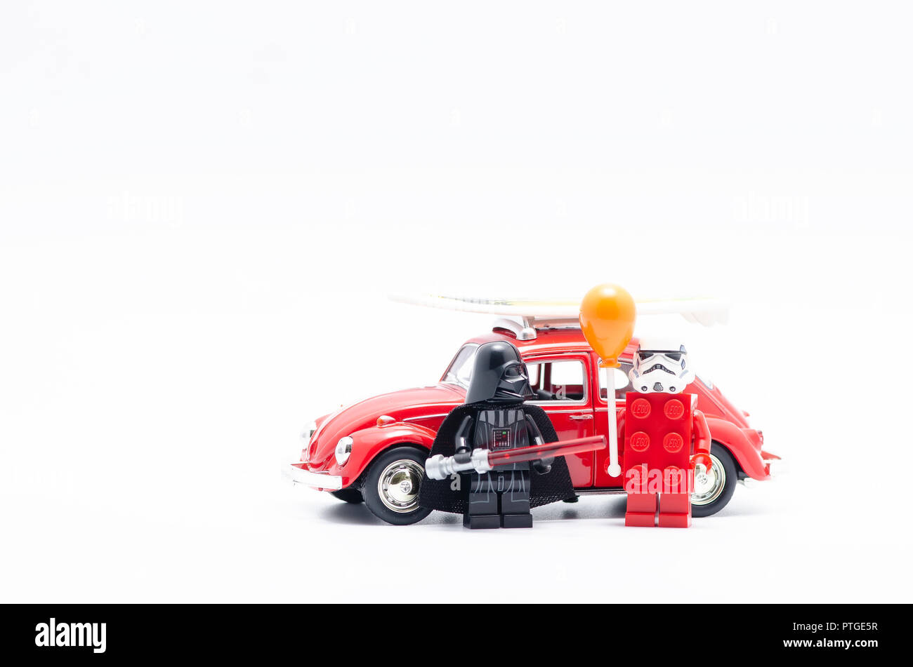 Lego Darth Vader e Storm Trooper holding palloncino con Volkswagen. Foto Stock