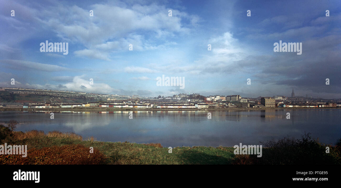 Il fiume Foyle e la città di Derry, Londonderry con la Cattedrale di Derry. Contea di Londonderry, Irlanda del Nord, anni 80 Foto Stock