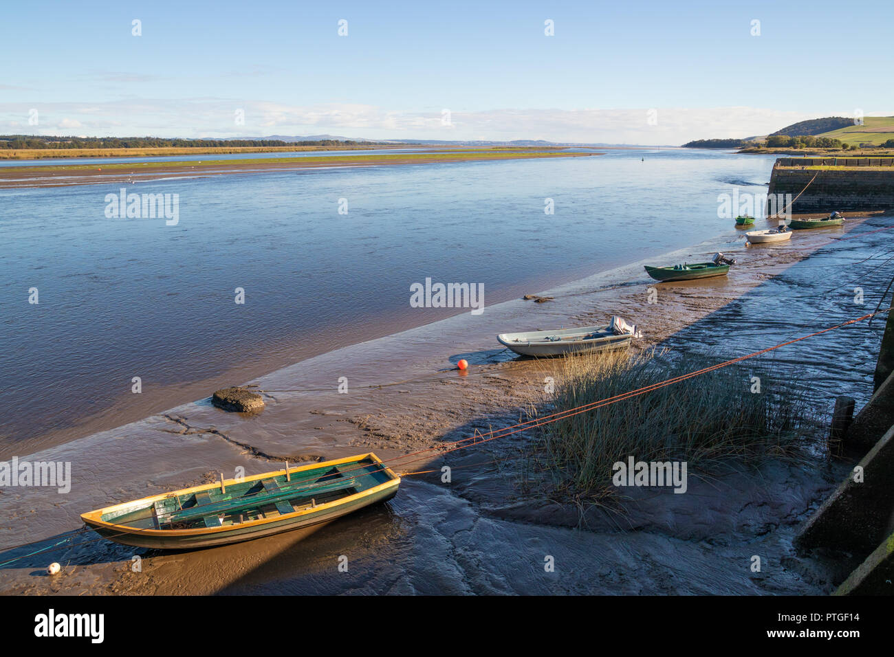 Barche da pesca legata a bassa marea sulle rive del fiume Tay a Newburgh Fife Scozia. Foto Stock