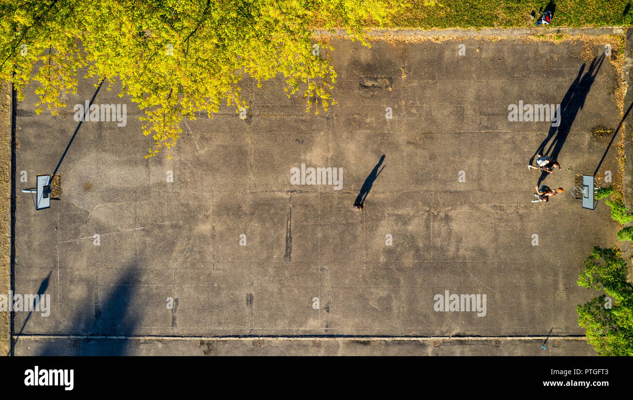 Vista dall'alto in basso per i giocatori di basket che gioca streetball al vecchio campo da pallacanestro. Foto Stock