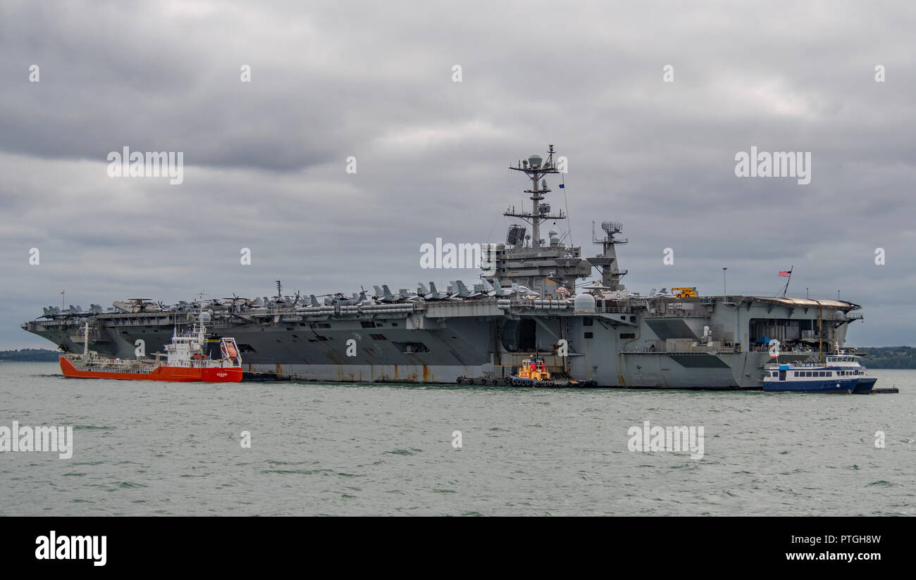 US Navy navi da guerra, la portaerei USS Harry S Truman (CVN 75) ad ancorare nel Solent per visitare Portsmouth, Regno Unito tra il 6th-10th October 2018. Foto Stock