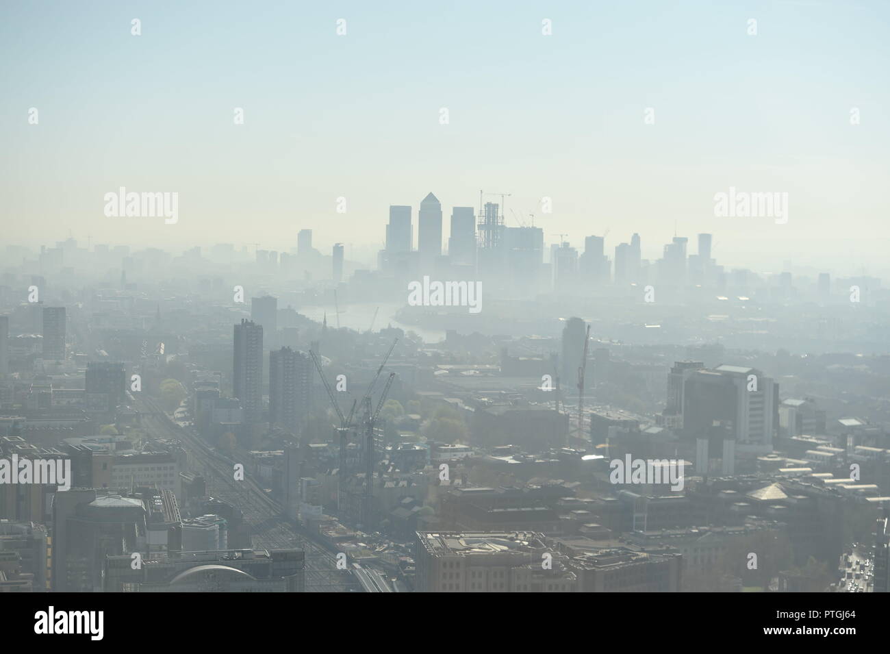 Inquinamento denso su Londra oggi Foto Jeremy Selwyn Foto Stock