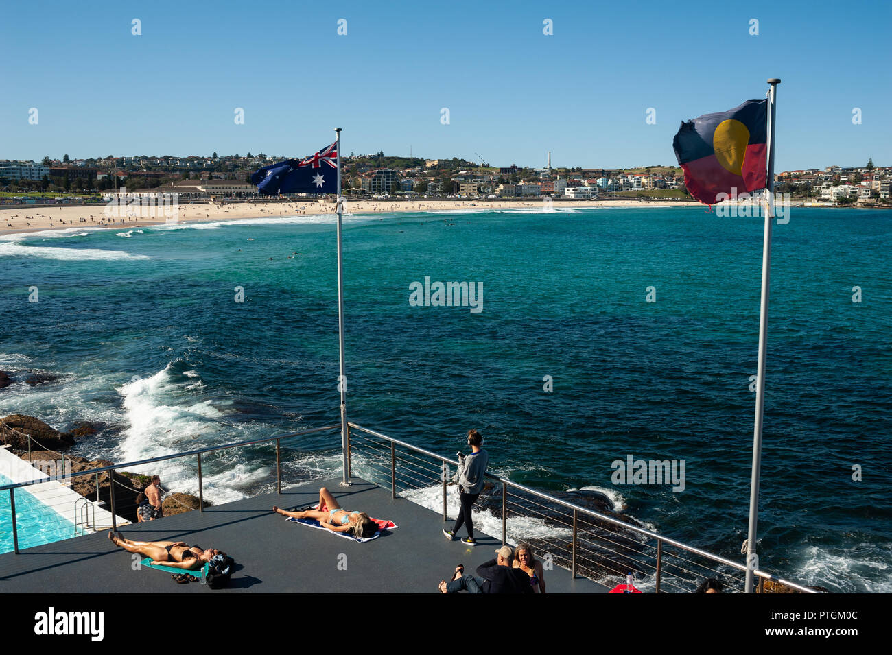 21.09.2018, Sydney, Nuovo Galles del Sud, Australia - si vedono persone a prendere il sole sulla terrazza al sole di Bondi iceberg club di nuoto. Foto Stock
