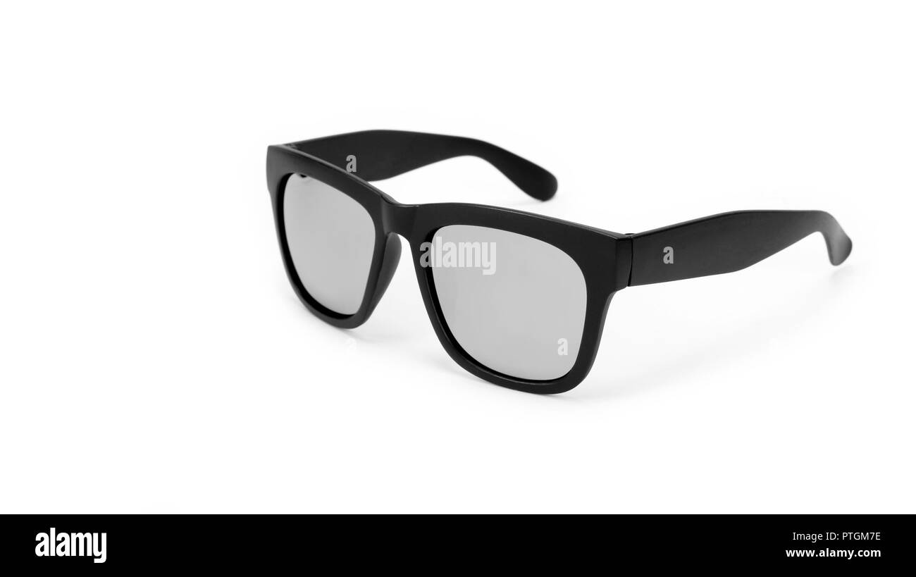 Abbigliamento, calzature e accessori - Nero moderni occhiali da sole su uno sfondo bianco. Foto Stock
