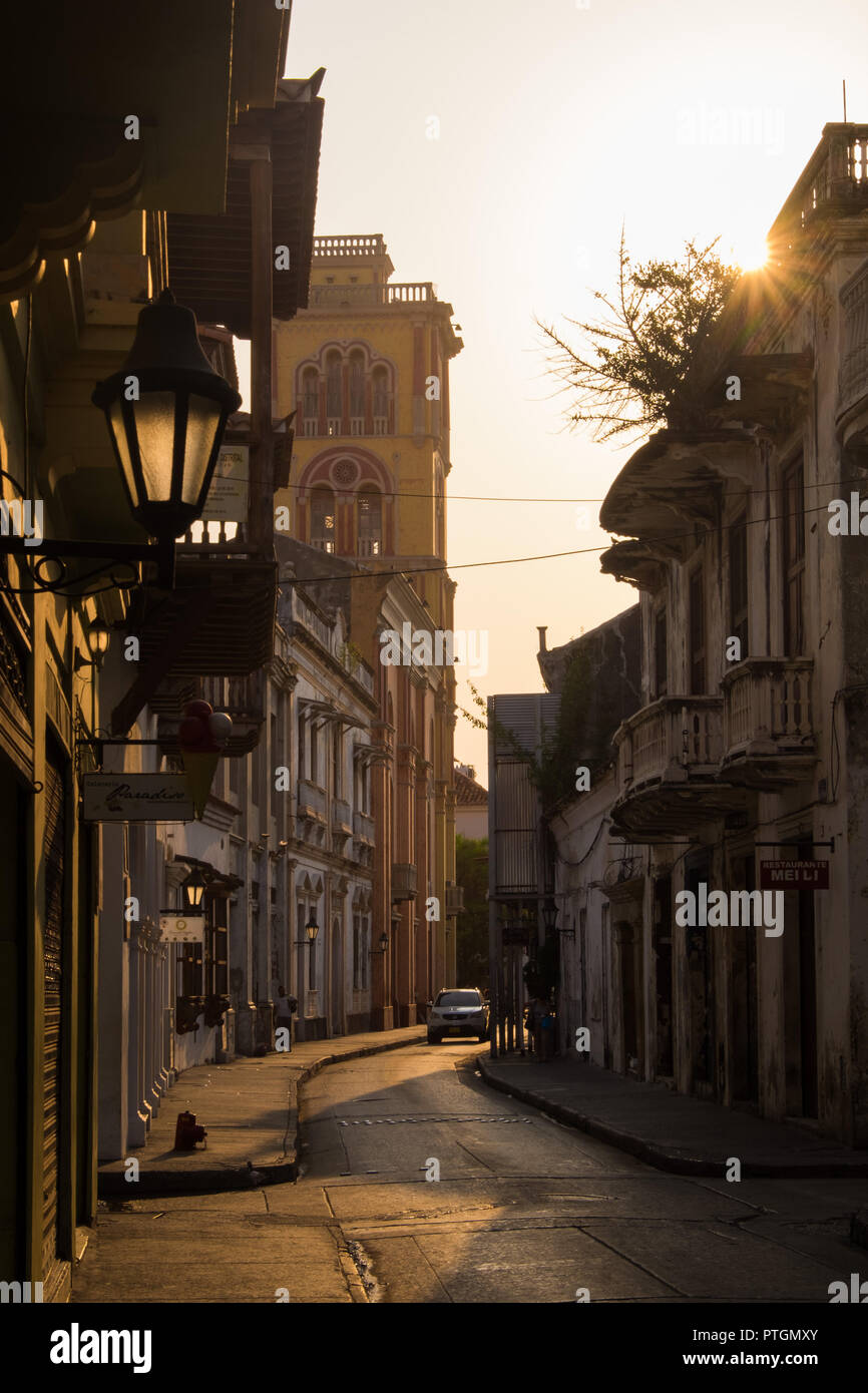 Strade vuote di Cartagena, Colombia presso sunrise Foto Stock