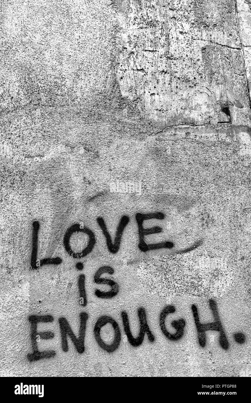 Nel vecchio muro le parole di amore è abbastanza come il concetto di amore e di problema Foto Stock