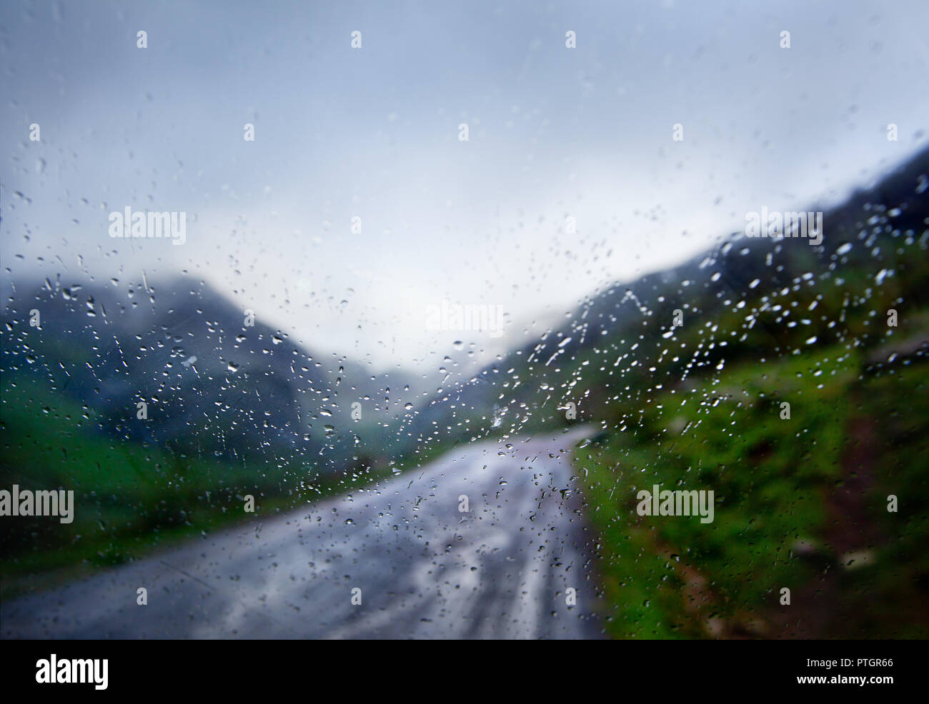 Viaggi e strada di montagna sul giorno di pioggia. Finestra auto paesaggio tempesta Foto Stock