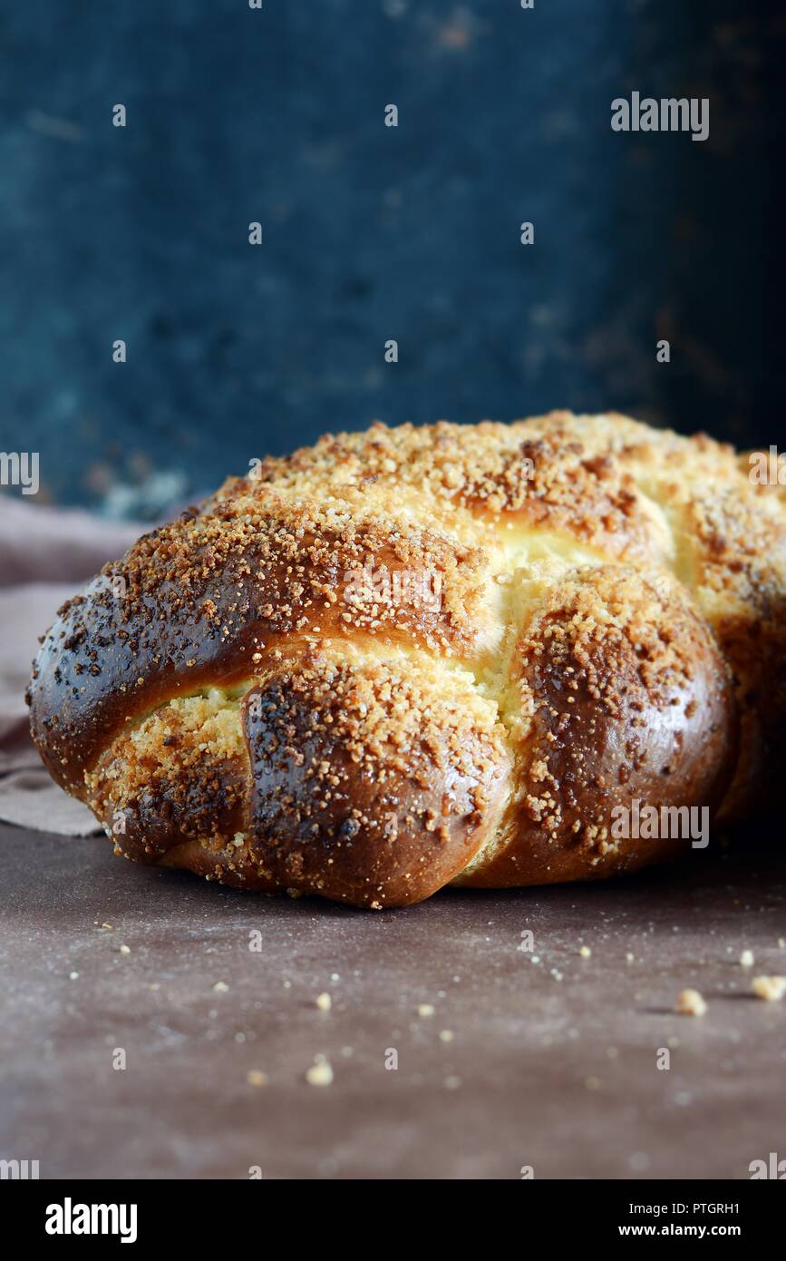 Challah o Hala è un tradizionale dolce ebraico sabbath fresca Pane fresco, bun sul bordo di taglio. Brioche pane sul tavolo per la colazione. Il golden glaz Foto Stock