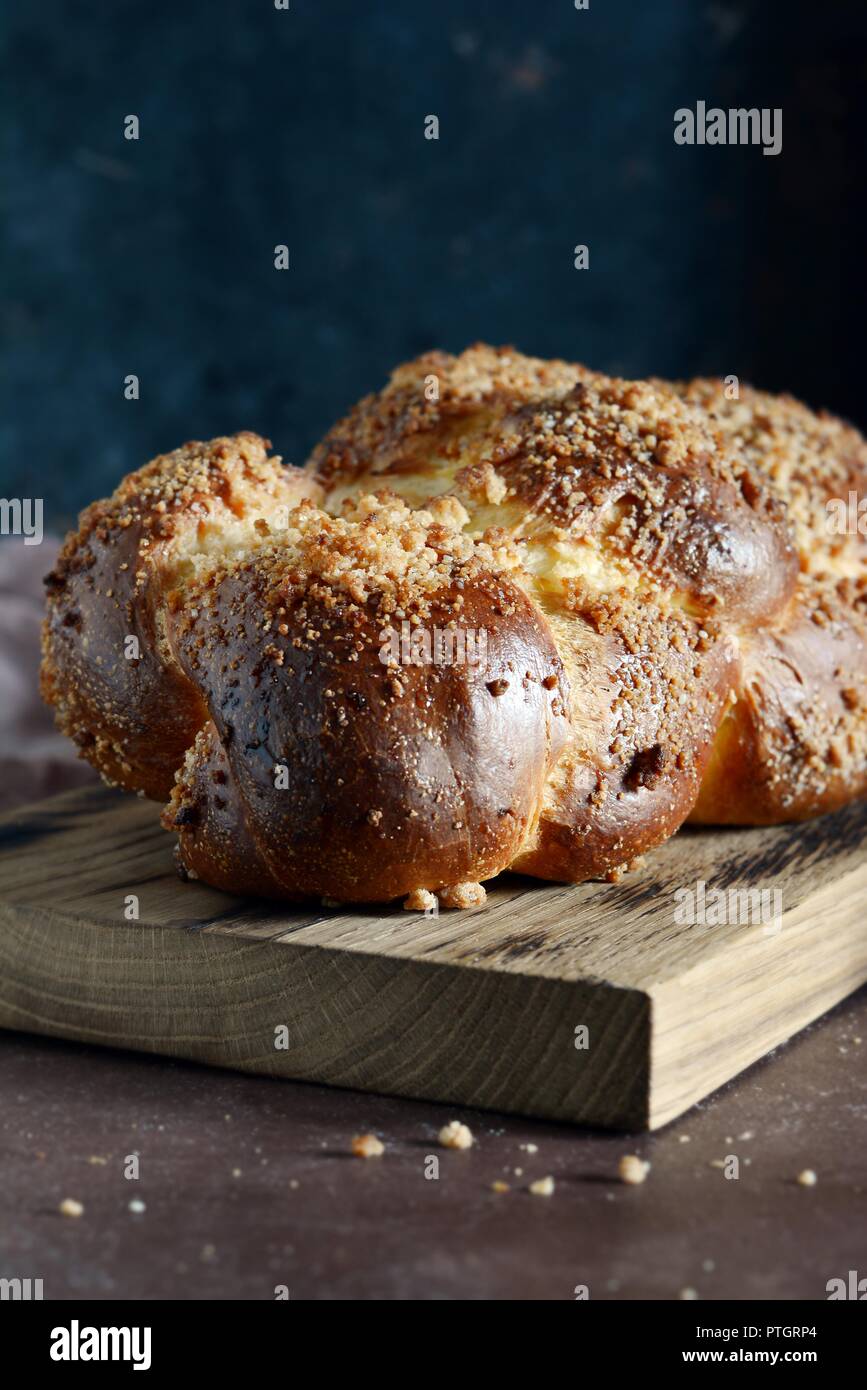 Challah o Hala è un tradizionale dolce ebraico sabbath fresca Pane fresco, bun sul bordo di taglio. Brioche pane sul tavolo per la colazione. Il golden glaz Foto Stock